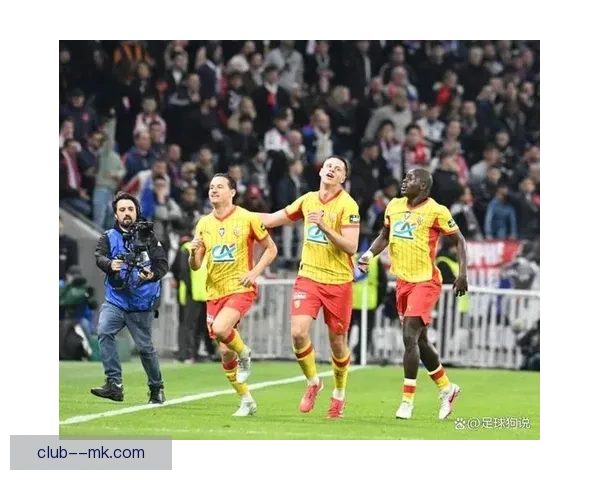 小维阿门前精彩补射打破僵局助球队取得领先